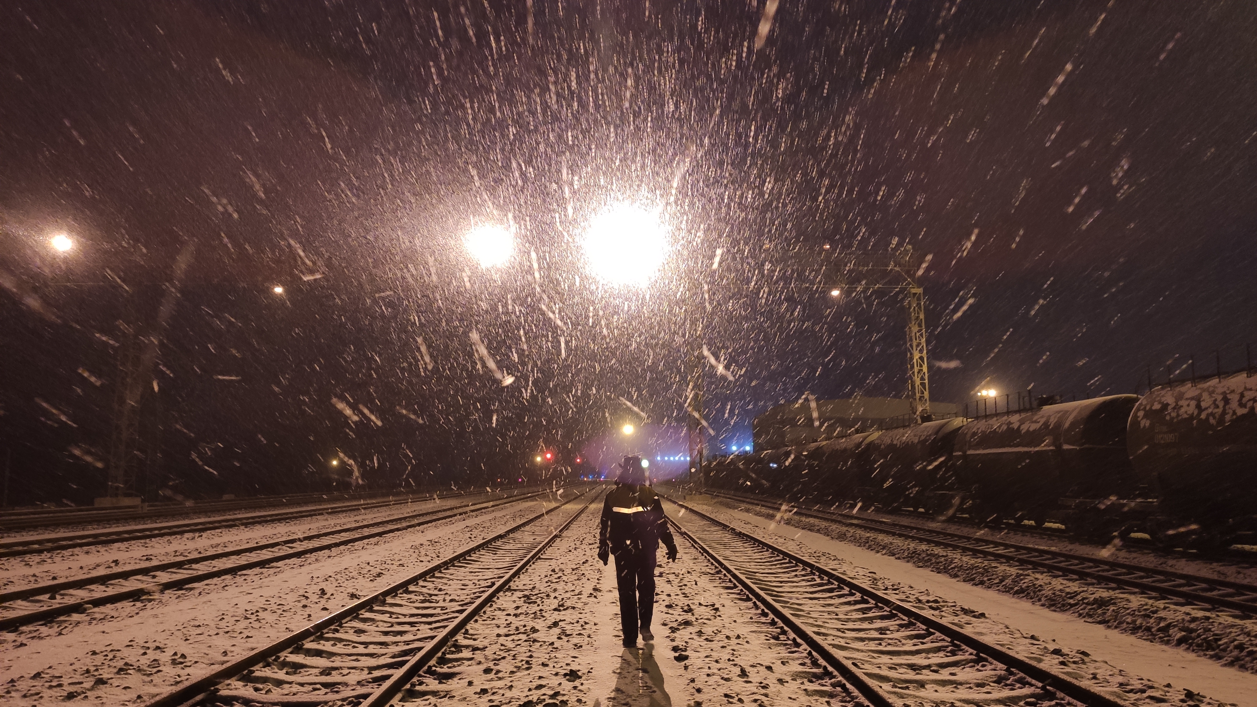 《風雪夜歸人》+李勐馗+車務段+風雪夜作業人員剪影.jpg